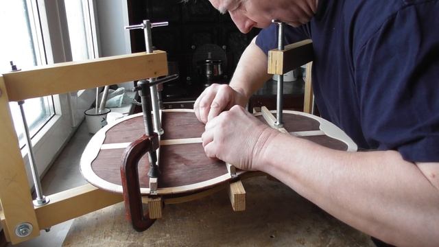 Приклейка сферических пружин на нижнюю деку струбцинами(видео №95). смотреть онлайн