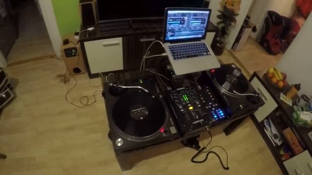Technics 1210, A&H 23, Traktor X1, Macbook Pro, Traktor Scratch Pro 2 смотреть онлайн