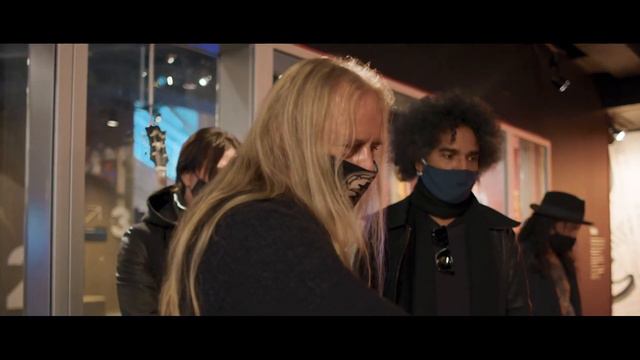 Jerry Cantrell shows his original G&L "Blue Dress" guitar on display at Seattle's MoPOP Museum смотреть онлайн