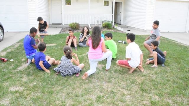Duck Duck Goose Game /playing with friends/Fun for kids! Try not to laugh смотреть онлайн