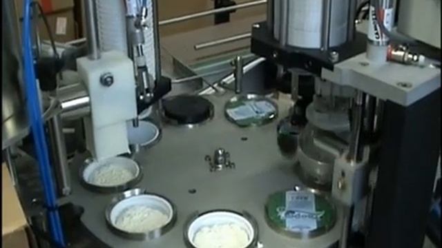 Автомат для фасовки пастообразного творога в круглый ПЭТ стакан с запайкой платинкой. смотреть онлайн