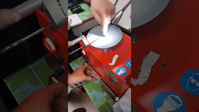 Наставления Алексея Макаладзе во время заточки парикмахерских ножниц смотреть онлайн