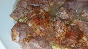 Свинина с розмарином на сковороде