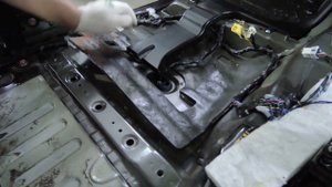 Удаляем штатную виброизоляцию в Паджеро Спорт