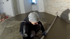 Выравнивание плиточным клеем кривых полов под плитку.1 серия