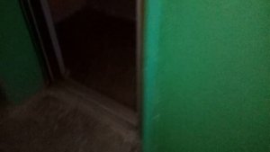 Выбрался из сломаного лифта + грузовой лифт с погнутой дверью зацепил замок шахти