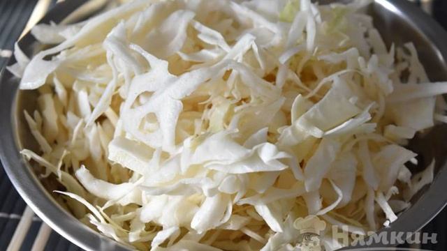 Жареная капуста с луком и морковью