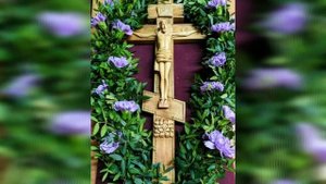Примеры украшения Креста цветами