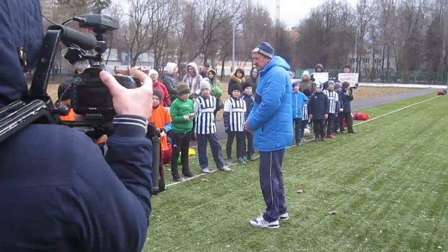 Дети прощаются с тренером, уволенным за подстрекательство к драке смотреть онлайн