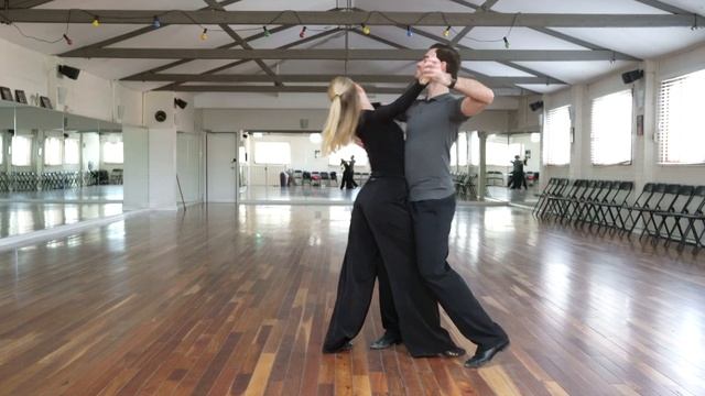 Running Spin Turn & Chasse Roll to Right | Waltz смотреть онлайн