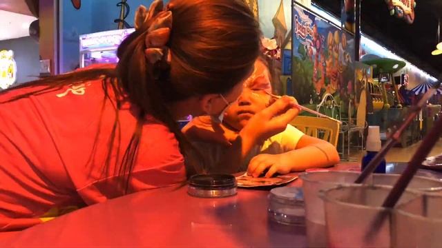 Сделали детский грим с бабочкой. Игровой центр в Алматы. Батуты, детский городок. Funky town. смотреть онлайн