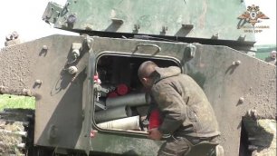 Необычная работа артиллерии Народной милиции ДНР, которая ведет огонь по позициям ВСУ в Авдеевке.