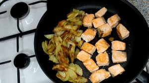 Семга на сковороде с картофелем в сливочно-горчичном соусе, подойдет любая красная рыба