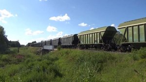 Тепловоз 2М62UM-0090, с грузовым составом на подходе к ст.Крустпилс