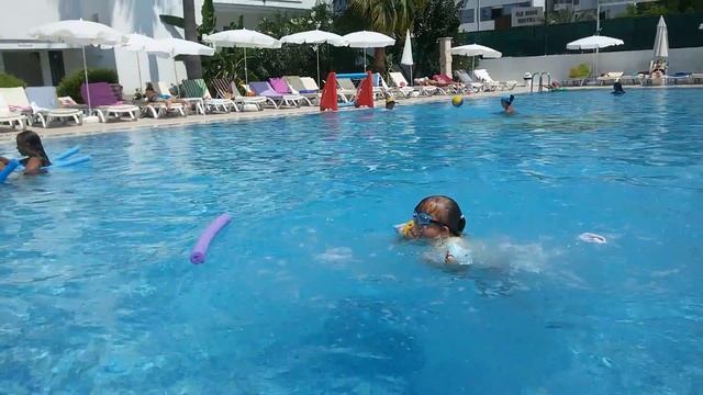 Полина. Прыжки в бассейн. Лето-2018. смотреть онлайн