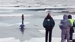 10-летнюю девочку унесло на льдине в открытое море на Камчатке