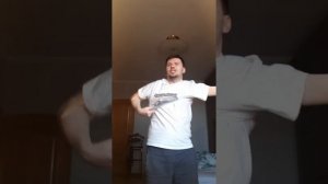 Как надевать футболку одной рукой