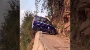 ОПАСНЫЙ  РАЗВОРОТ НА УЗКОЙ ДОРОГИ В ГОРАХ