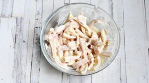 Салат Сытый боцман с красной икрой семгой и кальмарами