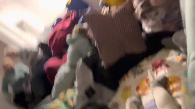 Лили спит со своим зайчиком. Папа, мама, бабушка Надя. Последняя ночь в Киеве смотреть онлайн