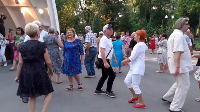 ЖАРКИЙ ИЮНЬ НАС ВОЗВРАЩАЕТ В РАДОСТЬ УШЕДШИХ ЛЕТ! ТАНЦЫ В ПАРКЕ ГОРЬКОГО ХАРЬКОВ смотреть онлайн