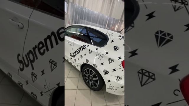 Изготовление и монтаж винила на борта BMW 116. Оклейка крыши и капота в чёрный глянец