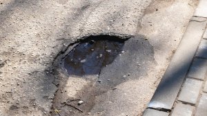 Югорчанам разъяснили, как решить проблему со сломанным асфальтом