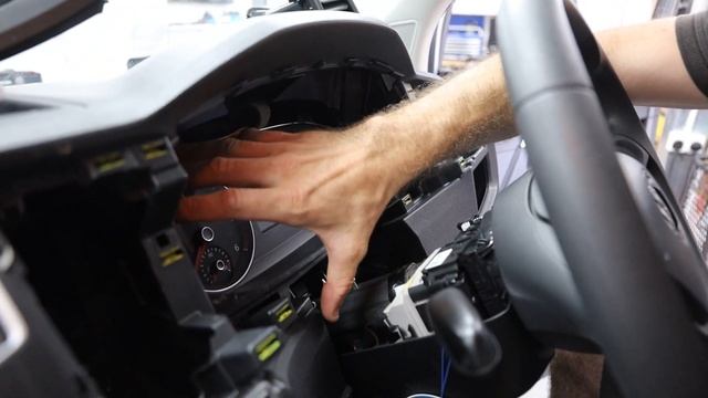 How To: Remove The Instrument Cluster (Clocks) From A VW T6 Transporter смотреть онлайн