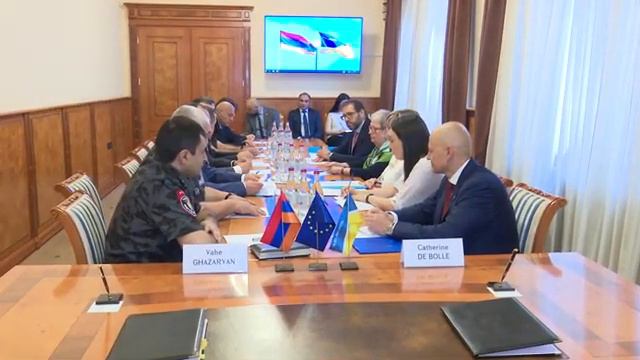   Исполнительный директор Европола Катрин де Болль и глава МВД Армении Ваге Казарян