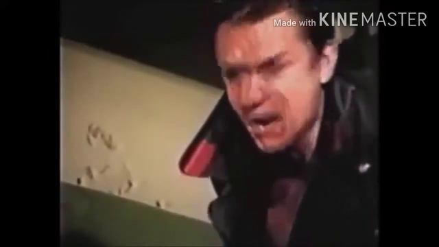 Какая-то баба с жёлтыми волосами VS Зелёный Слоник