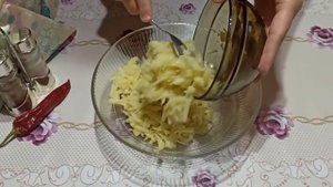 Салат с колбасой и шампиньонами "Охотничий".Очень вкусный и сытный
