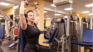 Жим на дельты Ларри Скотта