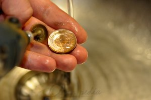 Чистим монетки с гравером