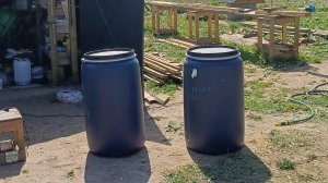 Бочки для полива и работа на крыше