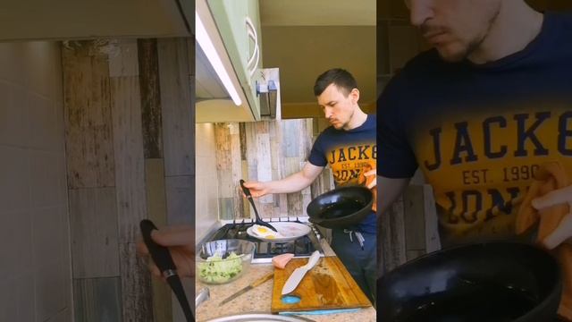 Жареная яичница \ Fry eggs #кулинария #фитнеседа #еда #завтрак #food #shotrs #asmr смотреть онлайн