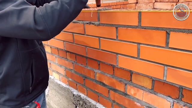 Кладка кирпича-строительво кирпичного дома.