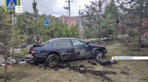 В Красноярске водитель Nissan разбил машину об столб и пошел купаться