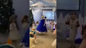 Креативный Дед Мороз на утреннике в детском саду.