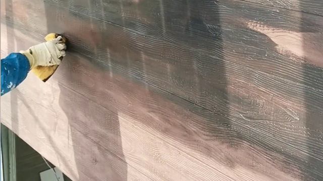 Имитация дерева из декоративной штукатурки на фасаде дома