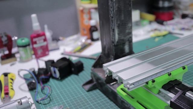 "Игрушечный" ЧПУ фрезерный станок из китайского координатного столика. Станина, шпильки и крепления