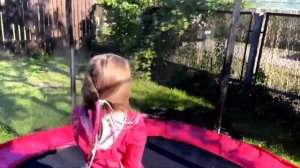 Дети учат правила поведения на батуте