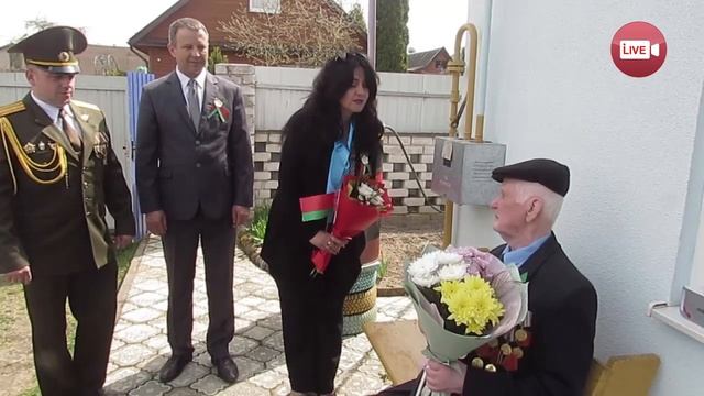 В Слониме ветерана поздравили с Днем Победы креативно! смотреть онлайн