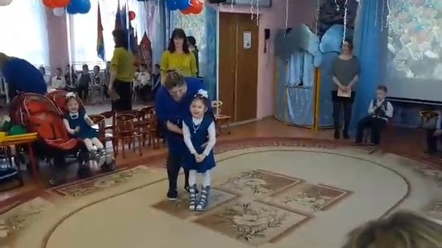 Трогательный стих для папы от дочек!
