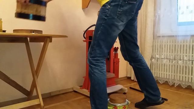 Отжим масла из цельного нечищеного кедрового ореха на деревянном маслопрессе "Живодар"