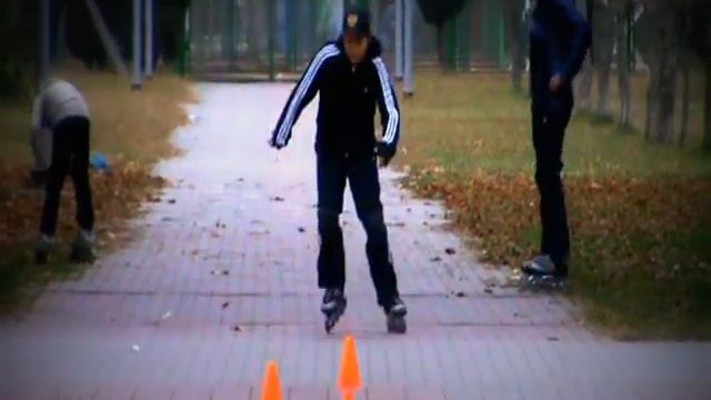 Дети Адлера ( Сочи) выполняют упражнения на роликах. смотреть онлайн