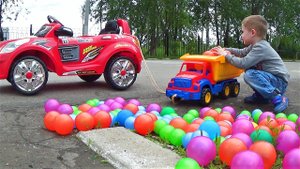 Макс едет на машинке и собирает разноцветные шарики - полная машина шариков