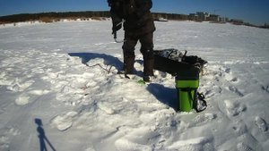 Толстый лёд, не хватает длины шнека ледобура.