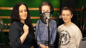 Жена и дети поют песню мужу на день рождения
