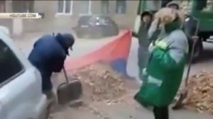 Дворники заметали листву в российский флаг в Волгограде