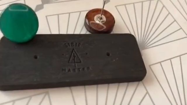 Серьги авторские из дерева и ювелирной смолы Зеленые смотреть онлайн